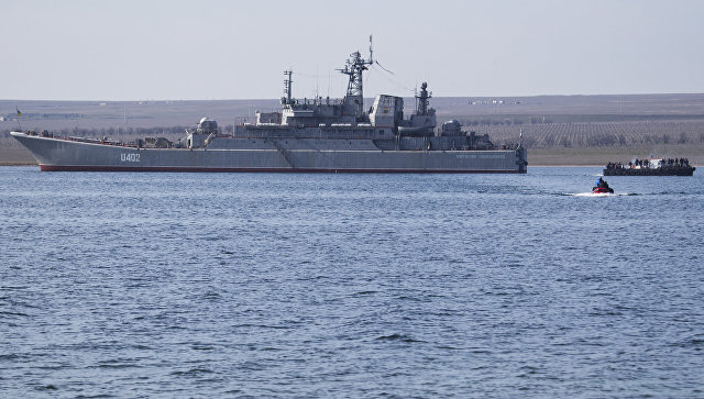 Украинские военные покидают корабль Константин Ольшанский в бухте Донузлав. Архивное фото