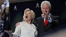 Кандидат в президенты США Хиллари Клинтон и ее супруг экс-президент Билл Клинтон на съезде Демократической партии в Филадельфии. 28 июля 2016 Кандидат в президенты США Хиллари Клинтон и ее супруг экс-президент Билл Клинтон на съезде Демократической партии в Филадельфии. 28 июля 2016