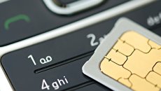 SIM-карта и мобильный телефон. Архивное фото SIM-карта и мобильный телефон. Архивное фото