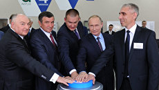Владимир Путин во время запуска нового проекта публичного акционерного общества Акрон. Архивное фото Владимир Путин во время запуска нового проекта публичного акционерного общества Акрон. Архивное фото