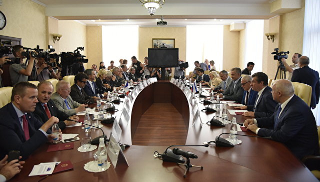 Делегаты парламента Франции на встрече с главой Республики Крым Сергеем Аксеновым
