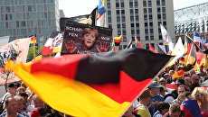 Участники акции протеста в Берлине против политики Ангелы Меркель Участники акции протеста в Берлине против политики Ангелы Меркель