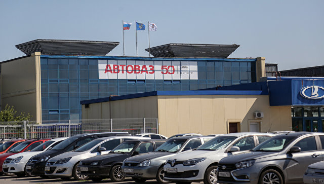 Продажи "АвтоВАЗа" в России в октябре выросли на 13%