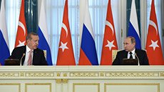 Президент России Владимир Путин и президент Турции Реджеп Тайип Эрдоган на пресс-конференции по итогам российско-турецких переговоров в Константиновском дворце в Санкт-Петербурге. 9 августа 2016 года Президент России Владимир Путин и президент Турции Реджеп Тайип Эрдоган на пресс-конференции по итогам российско-турецких переговоров в Константиновском дворце в Санкт-Петербурге. 9 августа 2016 года