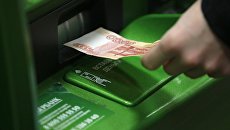 Посетитель в одном из офисов самообслуживания Сбербанка. Архивное фото Посетитель в одном из офисов самообслуживания Сбербанка. Архивное фото