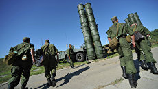 Зенитный ракетный полк возле пусковой установки комплекса С-400 Триумф. Архивное фото Зенитный ракетный полк возле пусковой установки комплекса С-400 Триумф. Архивное фото