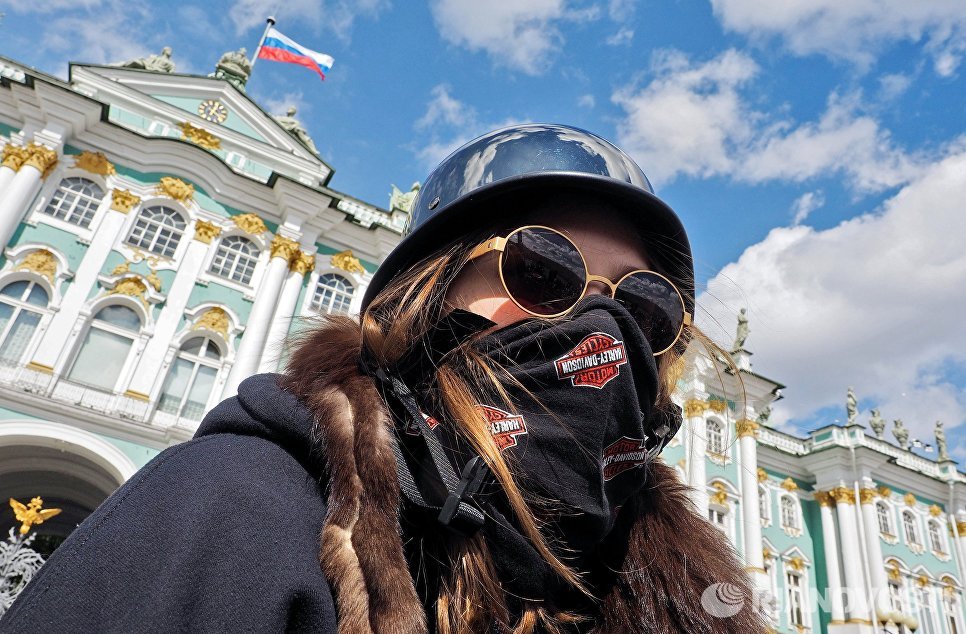 Участник мотофестиваля St.Petersburg Harley® Days во время построения мотопарада на Дворцовой площади Участник мотофестиваля St.Petersburg Harley® Days во время построения мотопарада на Дворцовой площади