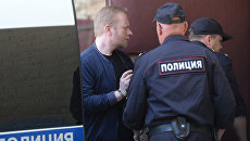 Глава Российского авторского общества Сергей Федотов, обвиняемый в мошенничестве в особо крупном размере, у Таганского суда Москвы. Архивное фото Глава Российского авторского общества Сергей Федотов, обвиняемый в мошенничестве в особо крупном размере, у Таганского суда Москвы. Архивное фото