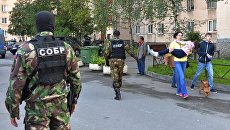 Сотрудники специального отряда быстрого реагирования у одной из многоэтажек Санкт-Петербурга во время спецоперации по задержанию предполагаемых участников бандгрупп Северо-Кавказского региона Сотрудники специального отряда быстрого реагирования у одной из многоэтажек Санкт-Петербурга во время спецоперации по задержанию предполагаемых участников бандгрупп Северо-Кавказского региона