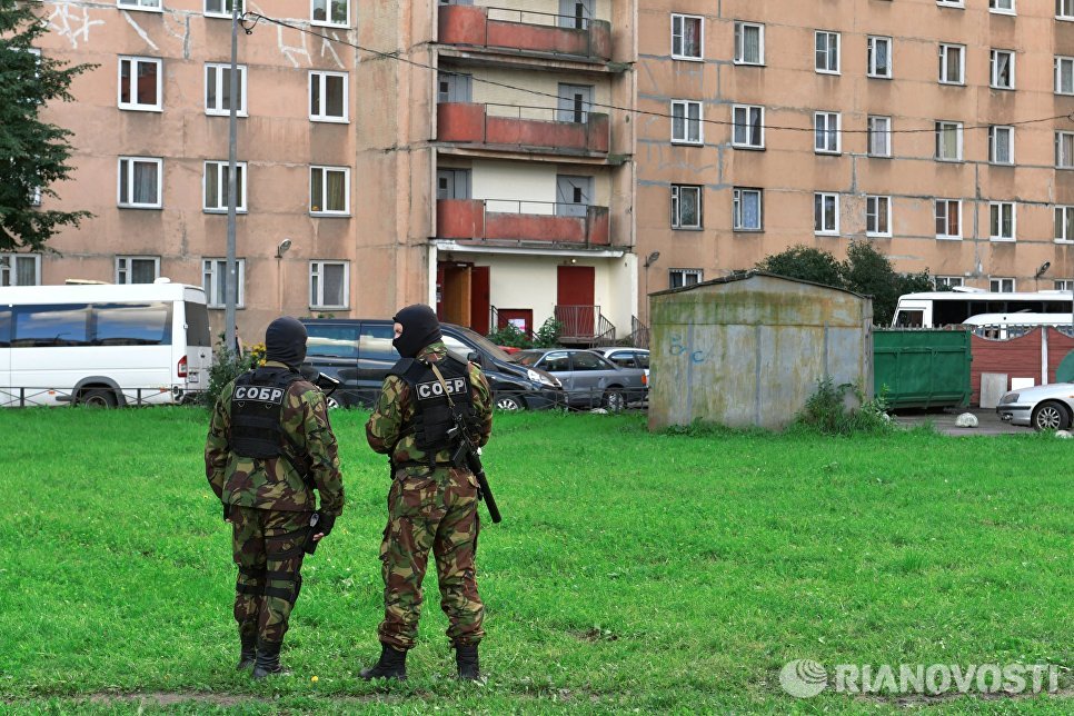 Сотрудники специального отряда быстрого реагирования у одной из многоэтажек Санкт-Петербурга во время спецоперации по задержанию предполагаемых участников бандгрупп Северо-Кавказского региона Сотрудники специального отряда быстрого реагирования у одной из многоэтажек Санкт-Петербурга во время спецоперации по задержанию предполагаемых участников бандгрупп Северо-Кавказского региона