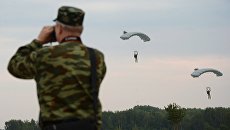 Десантирование во время учений ОДКБ в Псковской области. Архивное фото Десантирование во время учений ОДКБ в Псковской области. Архивное фото