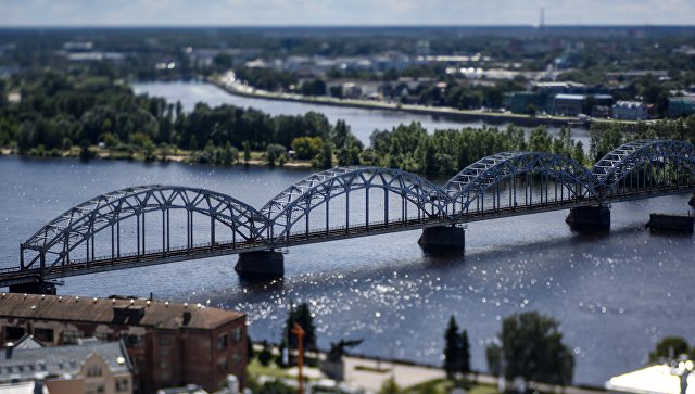 Железнодорожный мост через реку Даугаву в Риге, Латвия. АРхивное фото