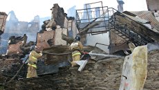 Сотрудники пожарной охраны МЧС РФ в селе Мокок Цунтинского района Республики Дагестан, где 21 августа произошел пожар Сотрудники пожарной охраны МЧС РФ в селе Мокок Цунтинского района Республики Дагестан, где 21 августа произошел пожар