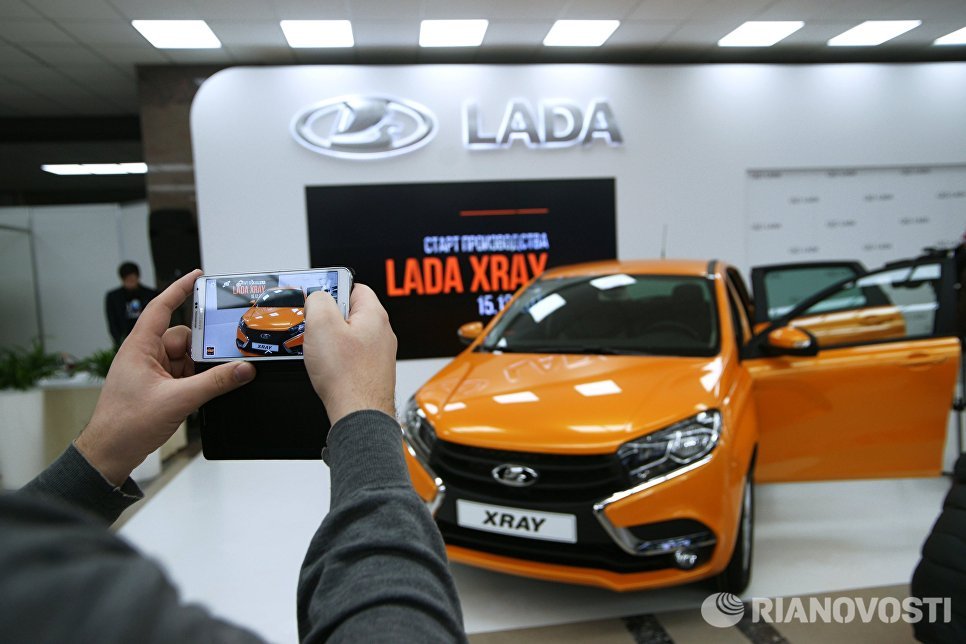 Автомобиль новой модели АвтоВАЗа LADA X-Ray на торжественной церемонии запуска производства в Самаре Автомобиль новой модели АвтоВАЗа LADA X-Ray на торжественной церемонии запуска производства в Самаре