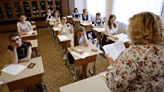 Ученики в классе перед началом единого государственного экзамена. Архивное фото Ученики в классе перед началом единого государственного экзамена. Архивное фото