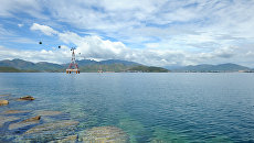 Канатная дорога над Южно-Китайским морем . Архивное фото Канатная дорога над Южно-Китайским морем . Архивное фото