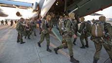 Военнослужащие во время загрузки в военно-транспортный самолет Ил-76. Архивное фото Военнослужащие во время загрузки в военно-транспортный самолет Ил-76. Архивное фото
