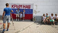 Гости Севастополя фотографируются на набережной города в рамках патриотической акции Бесплатное фото Гости Севастополя фотографируются на набережной города в рамках патриотической акции Бесплатное фото