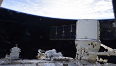 Выход в открытый космос астронавтов НАСА Джеффри Уилльямса и Кэтлин Рубинс Выход в открытый космос астронавтов НАСА Джеффри Уилльямса и Кэтлин Рубинс