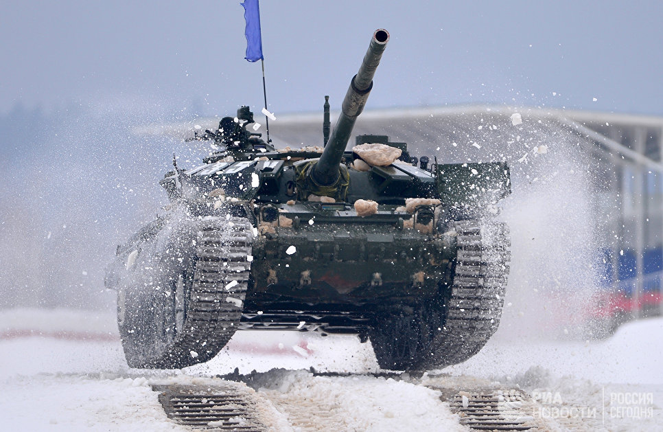 Танк Т-72 на дистанции соревнований отборочного этапа конкурса Танковый биатлон-2016 Танк Т-72 на дистанции соревнований отборочного этапа конкурса Танковый биатлон-2016