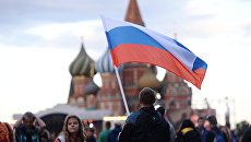 Жители Москвы на праздничном концерте в честь Дня России на Красной площади. Архивное фото Жители Москвы на праздничном концерте в честь Дня России на Красной площади. Архивное фото