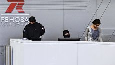 Сотрудник правоохранительных органов в офисе компании Ренова в Москве. Архивное фото Сотрудник правоохранительных органов в офисе компании Ренова в Москве. Архивное фото