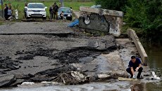 Разрушенный после тайфуна Лайонрок мост у села Кроуновка Приморского края Разрушенный после тайфуна Лайонрок мост у села Кроуновка Приморского края