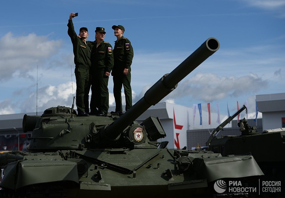 Военнослужащие фотографируются на фоне образцов военной техники в открытой экспозиции на Международном военно-техническом форуме АРМИЯ-2016 Военнослужащие фотографируются на фоне образцов военной техники в открытой экспозиции на Международном военно-техническом форуме АРМИЯ-2016