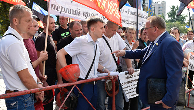 Медики забрали женщину, объявившую голодовку у здания Минздрава Украины