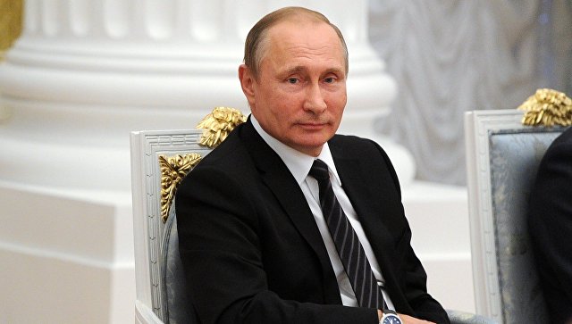 Путин призвал власти реагировать на снижение зарплат учителей