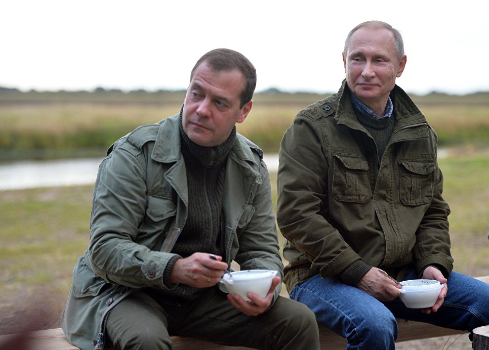 Путин и Медведев уху ели 