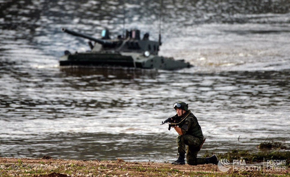 Военнослужащий во время демонстрационного показа военной техники на полигоне Алабино на Международном военно-техническом форуме АРМИЯ-2016 Военнослужащий во время демонстрационного показа военной техники на полигоне Алабино на Международном военно-техническом форуме АРМИЯ-2016