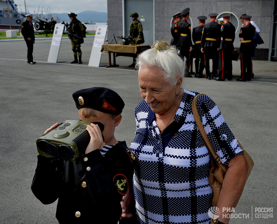 Воспитанник военно-патриотического клуба с бабушкой на церемонии открытия Международного военно-технического форума АРМИЯ-2016 во Владивостоке Воспитанник военно-патриотического клуба с бабушкой на церемонии открытия Международного военно-технического форума АРМИЯ-2016 во Владивостоке