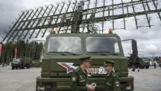Военнослужащие у мобильного трехкоординатного многодиапазонного РЛК средних и больших высот межвидового применения Небо-М. Архивное фото Военнослужащие у мобильного трехкоординатного многодиапазонного РЛК средних и больших высот межвидового применения Небо-М. Архивное фото