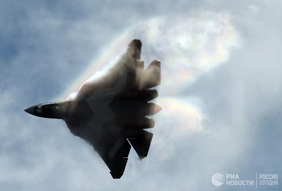 Самолет Т-50 во время выступления на Международном авиационно-космическом салоне МАКС-2015 Самолет Т-50 во время выступления на Международном авиационно-космическом салоне МАКС-2015