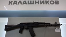 Автомат АК-74 на витрине магазина концерна Калашников. Ахивное фото Автомат АК-74 на витрине магазина концерна Калашников. Ахивное фото