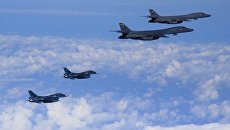 Бомбардировщики B-1B ВВС США в сопровождении истребителей F-16 совершают демонстративный полет над территорией Южной Кореи. 13 сентября 2016 Бомбардировщики B-1B ВВС США в сопровождении истребителей F-16 совершают демонстративный полет над территорией Южной Кореи. 13 сентября 2016