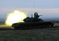 Танк Т-72Б3 17-й отдельной мотострелковой бригады 58-й армии на огневом рубеже во время соревнований по танковому биатлону Танк Т-72Б3 17-й отдельной мотострелковой бригады 58-й армии на огневом рубеже во время соревнований по танковому биатлону
