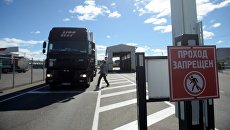 Проверка автомобилей на таможенном посту ФТС России. Архивное фото Проверка автомобилей на таможенном посту ФТС России. Архивное фото