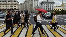 Пешеходы на Театральном проезде в Москве. Архивное фото Пешеходы на Театральном проезде в Москве. Архивное фото