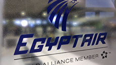 Табличка авиакомпании EgyptAir. Архивное фото Табличка авиакомпании EgyptAir. Архивное фото