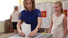 Прокурор Республики Крым Наталья Поклонская с дочерью Анастасией в единый день голосования на избирательном участке в Симферополе Прокурор Республики Крым Наталья Поклонская с дочерью Анастасией в единый день голосования на избирательном участке в Симферополе