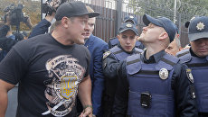Активист националистической организации во время беспорядков у посольства России в Киеве Активист националистической организации во время беспорядков у посольства России в Киеве