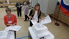 Члены участковой избирательной комиссии № 1331 в Екатеринбурге во время подсчета голосов после окончания единого дня голосования. Архивное фото Члены участковой избирательной комиссии № 1331 в Екатеринбурге во время подсчета голосов после окончания единого дня голосования. Архивное фото