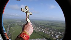 Священник на вертолете МЧС. Архивное фото Священник на вертолете МЧС. Архивное фото
