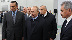 Президент РФ Владимир Путин и министр обороны РФ Сергей Шойгу во время смотра образцов продукции, выпускаемой предприятиями АО Концерн Калашников в Ижевске. 20 сентября 2016 Президент РФ Владимир Путин и министр обороны РФ Сергей Шойгу во время смотра образцов продукции, выпускаемой предприятиями АО Концерн Калашников в Ижевске. 20 сентября 2016