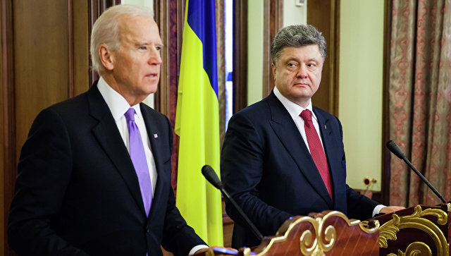 Джо Байден (слева) и президент Украины Петр Порошенко. Архивное фото