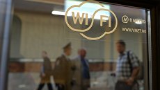 Наклейка на окне поезда метро, обозначающая возможность доступа к интернету через сеть wi-fi в московском метро Наклейка на окне поезда метро, обозначающая возможность доступа к интернету через сеть wi-fi в московском метро