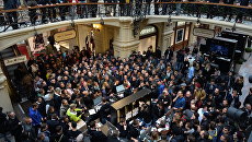 Люди стоят в очереди в торговом центре ГУМ во время старта продаж новых смартфонов iPhone. Архивное фото Люди стоят в очереди в торговом центре ГУМ во время старта продаж новых смартфонов iPhone. Архивное фото