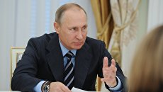 Президент РФ Владимир Путин во время встречи в Кремле с председателем Центральной избирательной комиссии Эллой Памфиловой и членами ЦИК. 23 сентября 2016 Президент РФ Владимир Путин во время встречи в Кремле с председателем Центральной избирательной комиссии Эллой Памфиловой и членами ЦИК. 23 сентября 2016
